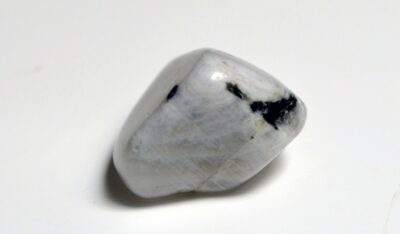 אבן ירח Moonstone - קריסטל לאיזון רגשי, חברות והרמוניה. מומלץ לשמירה על זוגיות קיימת